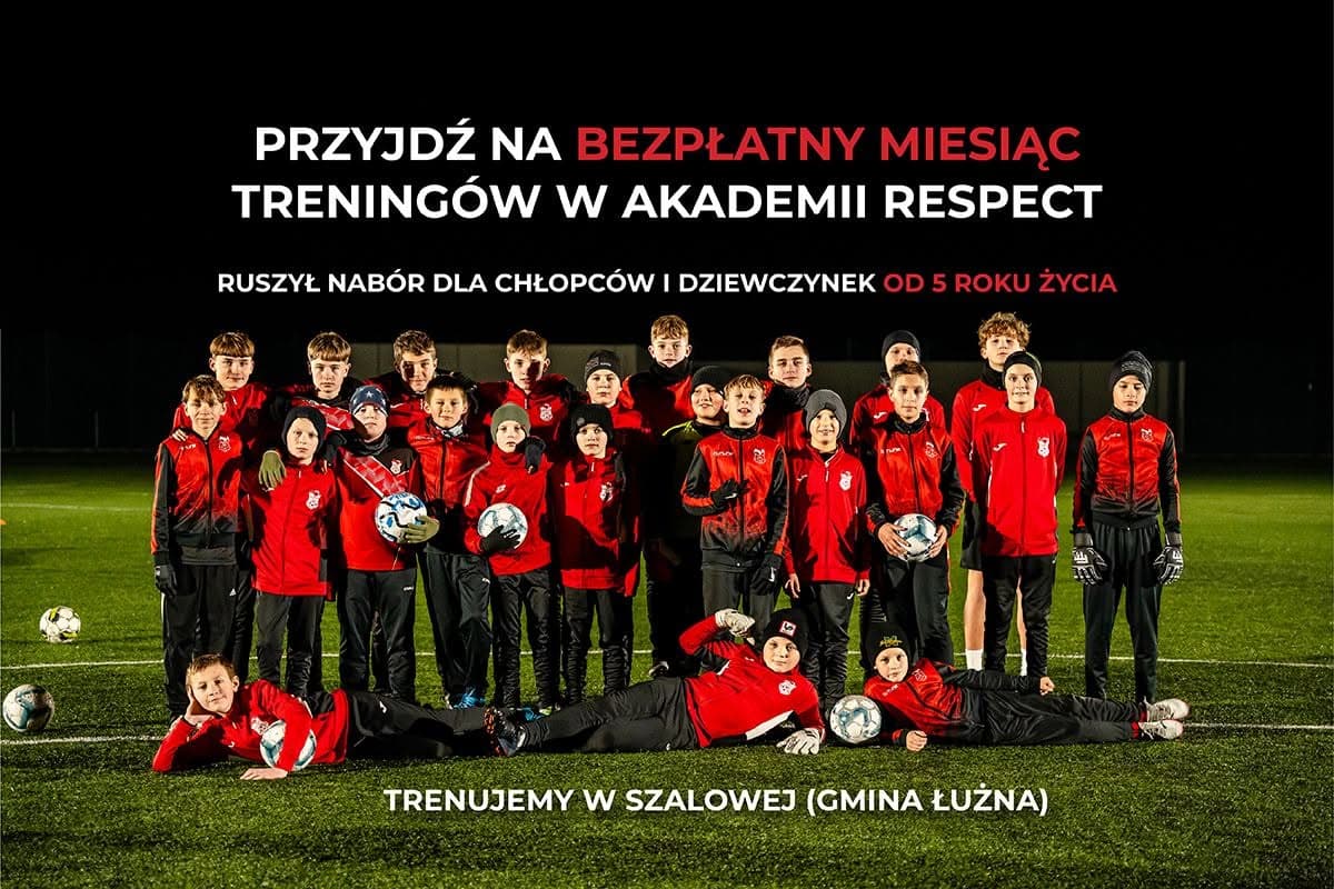 Grafika naboru Akademii RESPECT: bezpłatny miesiąc treningów dla chłopców i dziewczynek od 5 roku życia, zajęcia w Szalowej. Na zdjęciu drużyna młodych zawodników na boisku.
